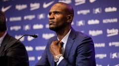 Abidal,en una rueda de prensa con el Barcelona.