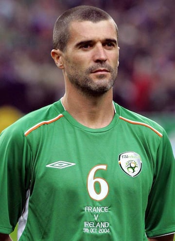 Roy Keane posa con la camiseta de Irlanda antes de un partido ante Francia en la fase de clasificación para el Mundial de 2006.