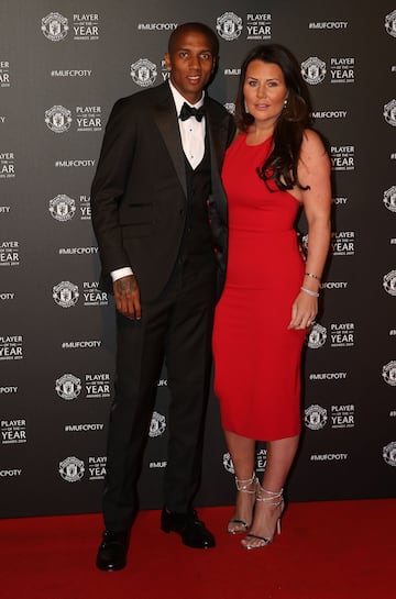 Ashley Young junto a su pareja. 