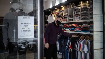 AME5200. BUENOS AIRES (ARGENTINA), 08/06/2020.- Un hombre acomoda ropa en su local hoy lunes, luego que el gobierno permitiera la apertura de zapater&iacute;as y locales textiles en Buenos Aires. Buenos Aires la ciudad m&aacute;s afectada por el coronavirus en Argentina, autoriza desde este lunes reabrir sus puertas los comercios barriales de indumentaria y calzado, con medidas de distanciamiento pero sin probadores y, aunque se mantienen restringidas las celebraciones religiosas, se podr&aacute;n transmitir ceremonias desde los templos, sin p&uacute;blico y v&iacute;a internet, al igual que ocurre con los espect&aacute;culos culturales. EFE/Juan Ignacio Roncoroni