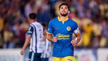 Henry Martin durante un partido con América.