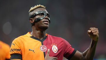 Osimhen debuta con asistencia