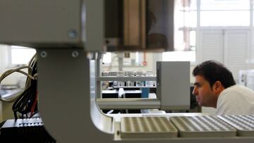 Un hombre trabaja en el Laboratorio Antidopaje de Río de Janeiro.
