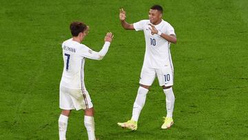 Soccer Football - Nations League - Semi Final - Belgium v France - Allianz Stadium, Turin, Italy - October 7, 2021 France&#039;s Kylian Mbappe celebrates scoring their second goal with  Antoine Griezmann Pool via REUTERS/Massimo Rana