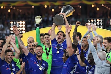 El Chelsea campeón de la Europa League. Marcos Alonso con el trofeo.