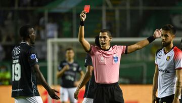 Mario Díaz, árbitro paraguayo, en un partido de Copa Sudamericana.