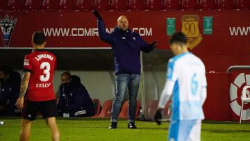 Jos&eacute; Alberto da instrucciones a sus jugadores en la cita ante el Lugo.