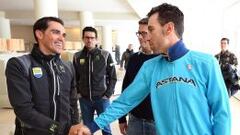 El espa&ntilde;ol Alberto Contador saluda al italiano Vincenzo Nibali, este martes. 