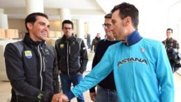 El espa&ntilde;ol Alberto Contador saluda al italiano Vincenzo Nibali, este martes. 