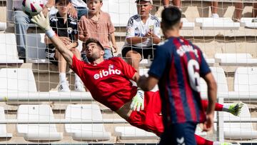 Luca Zidane bloquea el disparo de Grego Sierra