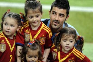 Villa con sus hijas y la Selección Española.