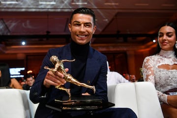 Cristiano Ronaldo posa con el Premio Maradona a mejor goleador