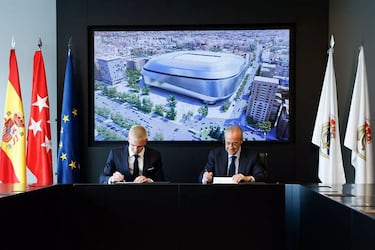 Franco Mastantuono y Florentino Pérez firmando el contrato. 