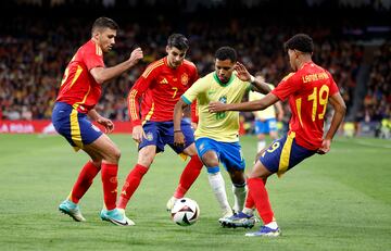 Rodrygo entre los jugadores de España, Rodrigo Hernández, Álvaro Morata y Lamine Yamal.