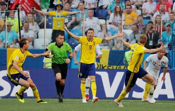 Suecia 1-0 Corea del Sur | El colegiado señaló un penalti claro de Min-Woo sobre Claeson. El arbitro tuvo que pedir el VAR para asegurarse. Andreas Granqvist transformó el penalti. 