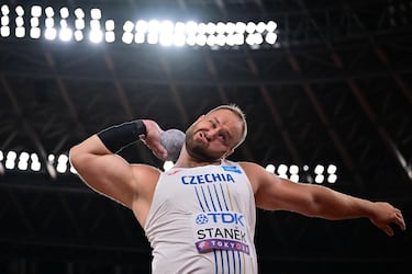 El atleta checo Tomas Stanek compite en la final de lanzamiento de peso masculino durante el Campeonato Mundial de Atletismo en Tokio.