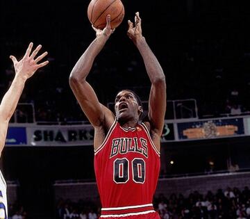 Equipos: Golden State Warriors (1976-1980), Boston Celtics (1980-1994), Charlotte Hornets (1994-1997) y Chicago Bulls (1996-1997). Promedios en su carrera: 14,5 puntos, 9,1 rebotes y 1,5 tapones. El jugador con m¨¢s partidos en la historia de la NBA. En total, 1611. De ellos, 1106 se reparten en las 14 temporadas que visti¨® el verde de Boston. Al llegar, se encontr¨® a un Bird sophomore que, lejos de la timidez juvenil, le dej¨® las cosas bien claras: ¡°Ser¨¢ mejor que espabiles¡±, le espet¨® nada m¨¢s aterrizar. Ten¨ªa la dif¨ªcil tarea de sustituir a Dave Cowens, dos veces campe¨®n y ocho veces All Star, y termin¨® con nueve participaciones en el partido de las estrellas y tres anillos. Atr¨¢s, dejaba cuatro temporadas en los Warrios que ¨¦l mismo defini¨® como una ¡°c¨¢rcel¡± y, despu¨¦s, acab¨® a?adiendo a su larga suma dos temporadas en los Hornets y 43 partidos en los Bulls. Siempre con su ¡®00¡¯ en la camiseta, claro. Jug¨® con Larry y con Jordan, con quien sum¨® su cuarto anillo particular, siendo el jugador m¨¢s viejo de la historia en lucirlo. En su breve paso por Chicago, tambi¨¦n le dio tiempo a desavenirse con Michael y su forma de liderar: ¡°Le dije que yo no estaba enamorado de ¨¦l como esos otros chicos. Yo tambi¨¦n ten¨ªa mis anillos", declar¨® posteriormente. ¡°El jefe¡±, le apodaban.