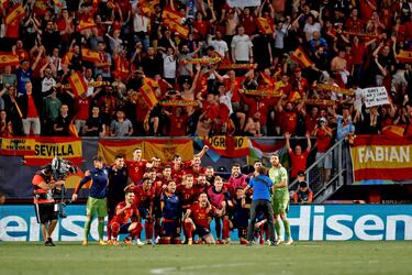 Los jugadores de la selección española posan festejando la victoria tras terminar el encuentro.