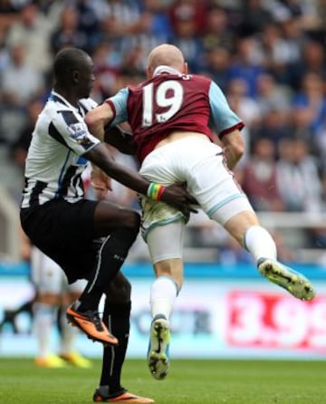 El delantero senegalés Papiss Cisse de Newcastle United compite con el defensa galés James Collins de West Ham United durante el partido de fútbol de la Premier entre el Newcastle United y el West Ham United en St James 'Park en Newcastle, noreste de Inglaterra el 24 de agosto , 2013.