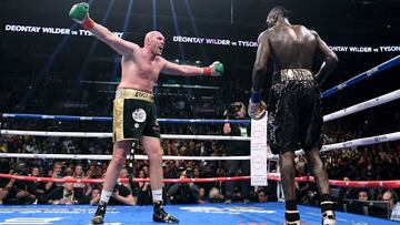 (FILES) In this file photo taken on December 1, 2018, Tyson Fury (L) taunts Deontay Wilder in the ninth round fighting in their WBC Heavyweight Champioinship fight at Staples Center in Los Angeles, California. - Deontay Wilder on Tuesday, December 4, 2018 called for an immediate rematch with Tyson Fury, dismissing claims from his British rival he would attempt to avoid a return bout after their epic heavyweight duel in Los Angeles.
Wilder retained his World Boxing Council heavyweight crown on Saturday, December 1, 2018 after a thrilling 12-round battle ended in a split decision draw at the Staples Center. Fury, who many observers believe did enough to win despite being knocked down twice during the fight, said he feared Wilder would seek to duck a rematch "at all costs." (Photo by Harry How / GETTY IMAGES NORTH AMERICA / AFP)