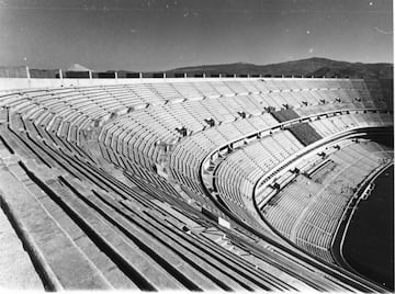 Panorámica de las 4 secciones de gradería alta (las dos primeras con pruebas de carga al centro). En la parte inferior se aprecia la gradería baja con su palco original para los medios, foso y cancha. 