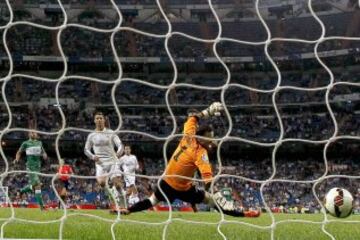 El delantero portugués del Real Madrid Cristiano Ronaldo marca su cuarto gol ante el Elche, quinto para el equipo.