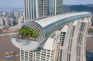 La megaconstrucción China que asombra al mundo: un rascacielos horizontal a 300 metros sobre cuatro edificios