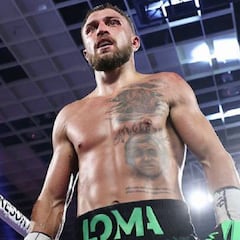 What is Vasiliy Lomachenko's boxing record?