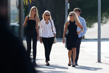 Familiares de Caritina Goyanes llegan al tanatorio de Tres Cantos donde se celebró el funeral por Caritina Goyanes.