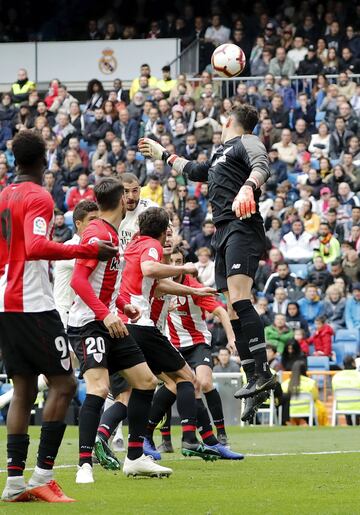 El jugador del Real Madrid Benzema marca el 2-0 al Athletic Club. 