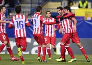 Los jugadores del Atlético Madrid celebrando el gol de Raúl García