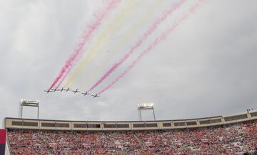 Pasada de la Patrulla Águila sobre el Calderón.