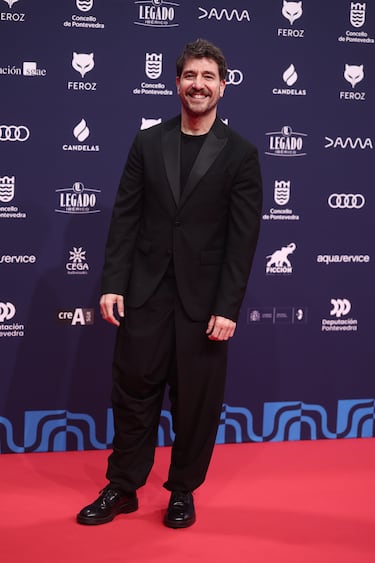 El actor Raúl Tejón posa en la alfombra roja de los Premios Feroz 2026, en el Pazo da Cultura, en Pontevedra, Galicia. 