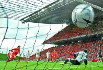 Netherlands' Ruud van Nistelrooy scores his teams first goal by penalty past Latvia's goalkeeper Aleksandrs Kolinko (R) during their Euro 2004 Group D soccer match against Latvia at the Braga Municipal stadium, June 23, 2004.     REUTERS/Giampiero Sposito EUROCOPA 2004 HOLANDA - LETONIA GOL
PUBLICADA 29/06/04 NA MA30 2COL