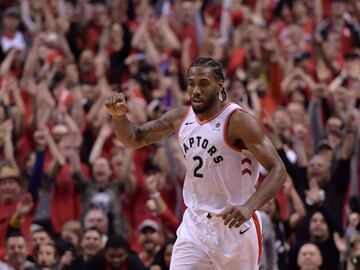 Ni ser el MVP de la final ni ganar su segundo anillo de la NBA le han atado a los Raptors. Kawhi que tenía ganas de marcharse a Los Ángeles, pero no quería compartir equipo con LeBron, sorprendió con su compromiso con Los Clippers (tres años, el último op