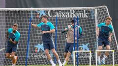 Pedri, entre Sergi Roberto y De Jong en el entrenamiento previo al partido contra el PSG.