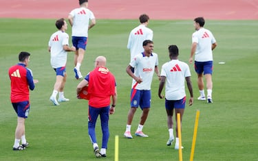 Lamine Yamal y Nico Williams durante el entrenamiento. 