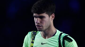 Carlos Alcaraz se marcha de la pista tras perder contra Alexander Zverev en Tur¨ªn.