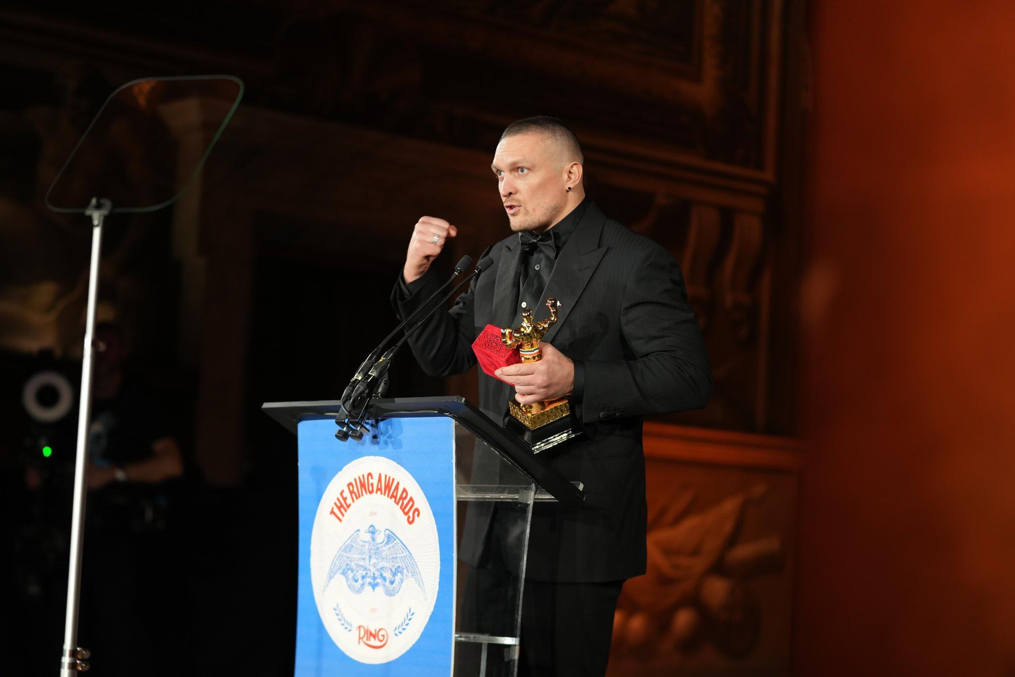 Oleksandr Usyk recibiendo su premio a mejor boxeador de 2024.