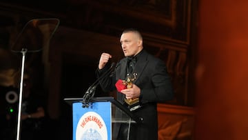 Oleksandr Usyk recibiendo su premio a mejor boxeador de 2024.