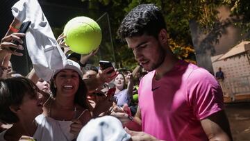 El tenista español Carlos Alcaraz de España firma autógrafos tras vencer a Mateus Alves de Brasil en el Abierto de Tenis de Río en Río de Janeiro (Brasil).