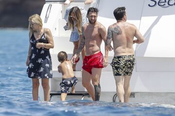 La familia Messi-Roccuzzo disfruta de unas id¨ªlicas vacaciones a bordo de un c¨®modo barco por las costas de las Islas Pitiusas.