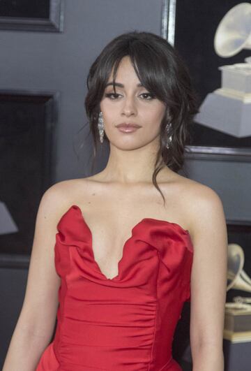 La cantante cubana Camila Cabello posa a su llegada al Madison Square Garden de Nueva York, para participar de la 60 edición de los Premios Grammy