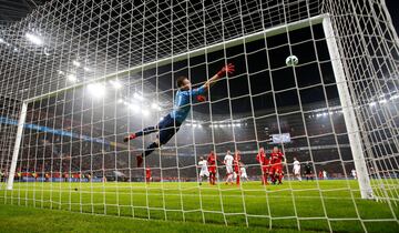 James Rodríguez cerró la victoria del Bayern con este golazo al ángulo.