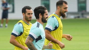 GRAFAND4230. SEVILLA, 27/07/2023.- El nuevo fichaje del Real Betis, Isco Alarcón (c), se ejercita con sus compañeros Juan Miguel Jiménez "Juanmi" (i) y Borja Iglesias (d), hoy jueves en la Ciudad Deportiva del club verdiblanco en Sevilla. EFE/ Raúl Caro
