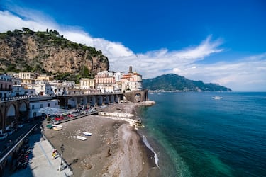 Dependiendo de la meteorología puede haber días que superen los 20º. En la foto, la playa de Atrani. 