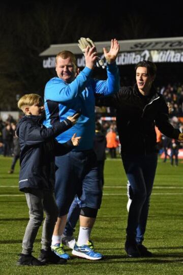 Wayne Shaw saluda al público al terminar el partido contra el Arsenal  de quinta ronda de la FA Cup que disputó su equipo, el Sutton United de quinta división.