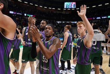 Los jugadores del Unicaja celebran con su aficinel triunfo ante el Manisa.