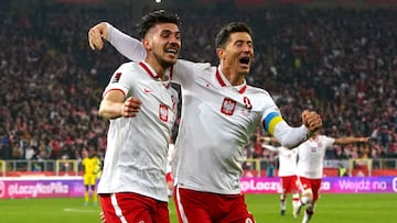 Robert Lewandowski festeja un gol con la Selección de Polonia durante las eliminatorias mundialistas de la UEFA.