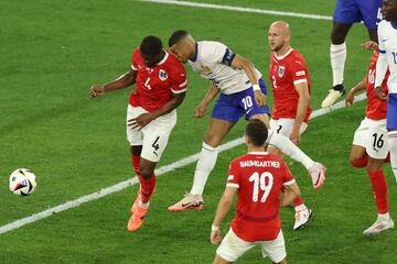 Minuto 84. Kylian Mbapp¨¦ intenta rematar de cabeza y termina d¨¢ndose un golpe con el hombro de Kevin Danso.